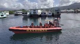 Tim Basarnas Maumere melakukan pencarian korban yang melompat dari KMP Ranaka, Rabu (12/10)