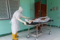 Petugas pemulasaran jenazah membawa jasad A untuk dimandikan di Ruang Jemazah RSUD TC Hillers Maumere, Kamis (20/10)