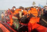 Tim SAR Gabungan mengevakuasi jasad nelayan asal Ropa, Senin (24/10) (foto: istimewa)