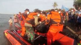 Tim SAR Gabungan mengevakuasi jasad nelayan asal Ropa, Senin (24/10) (foto: istimewa)
