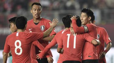 Ekspresi para pemain Korea Selatan usai mencetak gol ke gawang Sri Lanka, pada laga lanjutan Kualifikasi Piala Dunia 2022 Zona Asia, di Hwaseong