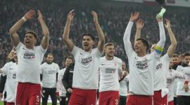 Pemain Polandia merayakan kemenangan atas Swedia setelah final play-off jalur B Kualifikasi Piala Dunia 2022 Zona Eropa di Silesian Stadium, Rabu (30/3/) dini hari WIB