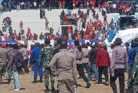 Suasana rusuh Babak 8 Besar Liga 3 ETMC XXXI Tahun 2022 yang dilakukan Perseftim Flotim