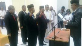 Bupati Sikka Fransiskus Roberto Diogo melantik 2 pejabat sebagai Staf Ahli Bupati, Rabu (2/11) (foto: istimewa)
