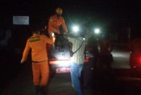 Petugas Basarnas Maumere mengevakuasi jasad korban kebakaran ke RSUD TC Hillers Maumere, Jumat (4/11) dinihari