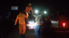 Petugas Basarnas Maumere mengevakuasi jasad korban kebakaran ke RSUD TC Hillers Maumere, Jumat (4/11) dinihari