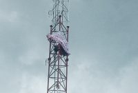 Agus Wara panjat tower Radio Suara Sikka FM, Selasa (8/11)