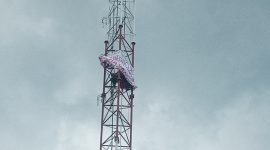 Agus Wara panjat tower Radio Suara Sikka FM, Selasa (8/11)
