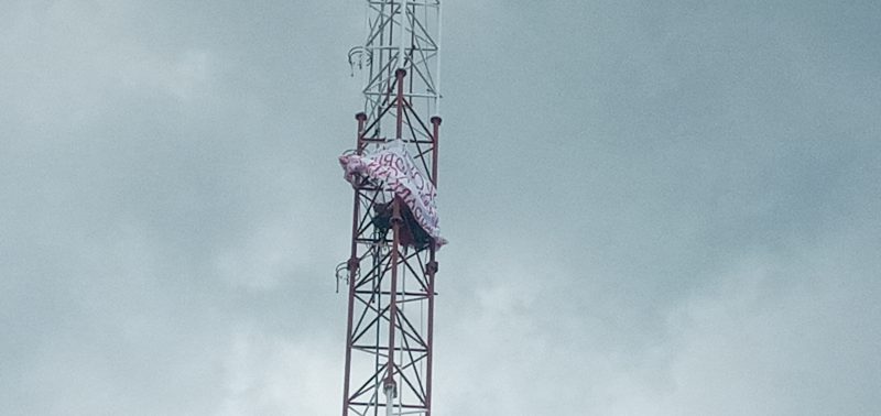 Agus Wara panjat tower Radio Suara Sikka FM, Selasa (8/11)