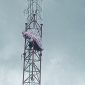 Agus Wara panjat tower Radio Suara Sikka FM, Selasa (8/11)