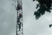 Tim Gabungan sedang berupaya mengevakuasi Agus Woro, pemanjat tower Radio Suara Sikka FM, Selasa (8/11)