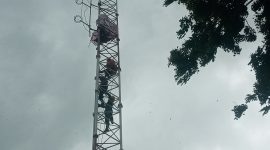 Tim Gabungan sedang berupaya mengevakuasi Agus Woro, pemanjat tower Radio Suara Sikka FM, Selasa (8/11)