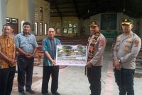 Kapolda NTT Irjen Pol Johni Asadoma menyerahkan bantuan semen 100 zak untuk renovasi Gereja Centrum, Rabu (16/11)