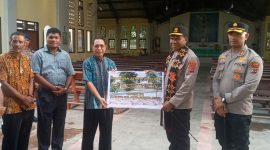 Kapolda NTT Irjen Pol Johni Asadoma menyerahkan bantuan semen 100 zak untuk renovasi Gereja Centrum, Rabu (16/11)
