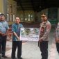 Kapolda NTT Irjen Pol Johni Asadoma menyerahkan bantuan semen 100 zak untuk renovasi Gereja Centrum, Rabu (16/11)