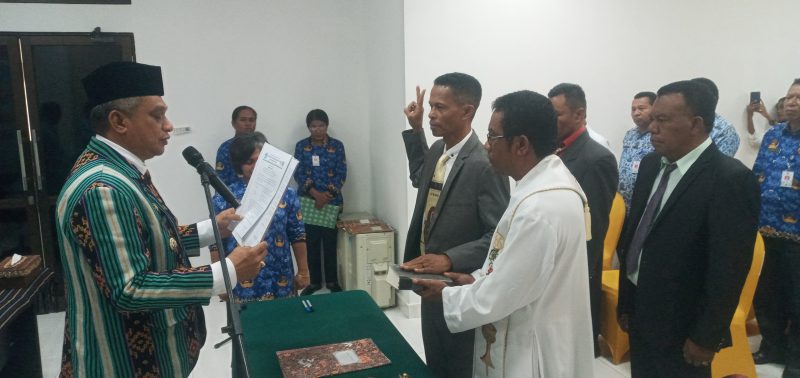 Bupati Sikka Fransiskus Roberto Diogo melantik Fransiskus Laka sebagai Dirut Perumda Air Minum Wair Puan, Kamis (17/11) 