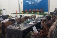 Bupati Sikka Fransiskus Roberto Diogo sedang menyampaikan keterangan pemerintah terhadap pemandangan umum fraksi, Jumat (18/11) malam 