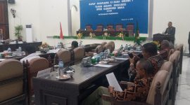 Bupati Sikka Fransiskus Roberto Diogo sedang menyampaikan keterangan pemerintah terhadap pemandangan umum fraksi, Jumat (18/11) malam 