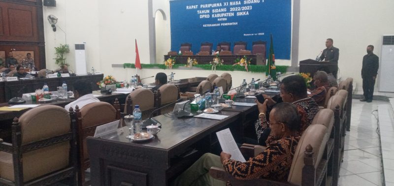 Bupati Sikka Fransiskus Roberto Diogo sedang menyampaikan keterangan pemerintah terhadap pemandangan umum fraksi, Jumat (18/11) malam 