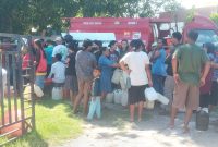 Masyarakat membludak di Kantor Kelurahan Waioti untuk antri minyak tanah, Sabtu (26/11)