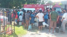 Masyarakat membludak di Kantor Kelurahan Waioti untuk antri minyak tanah, Sabtu (26/11)