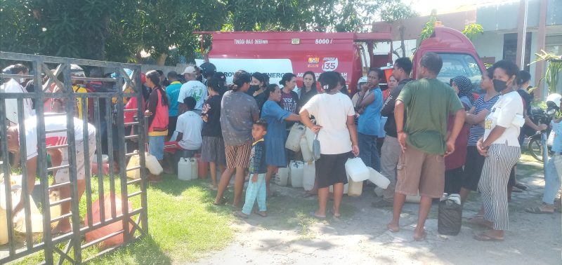 Masyarakat membludak di Kantor Kelurahan Waioti untuk antri minyak tanah, Sabtu (26/11)