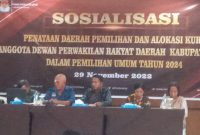 Komisioner KPU Sikka pada Sosialisasi Penataan Dapil dan Alokasi Kursi DPRD Sikka, Selasa (29/11) 