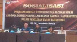 Komisioner KPU Sikka pada Sosialisasi Penataan Dapil dan Alokasi Kursi DPRD Sikka, Selasa (29/11) 