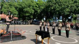 Upacara serah terima jabatan 3 perwira di Lapangan Polres Sikka, Kamis (3/11) (foto: istimewa)  