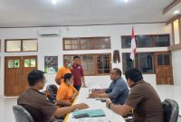 Penyerahan tersangka dan barang bukti kasus dugaan tipikor 
Pengelolaan Angaraan Penanganan Covid Tahun 2020 pada BPBD Flores Timur, Selasa (15/11) (foto: istimewa)