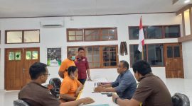 Penyerahan tersangka dan barang bukti kasus dugaan tipikor 
Pengelolaan Angaraan Penanganan Covid Tahun 2020 pada BPBD Flores Timur, Selasa (15/11) (foto: istimewa)