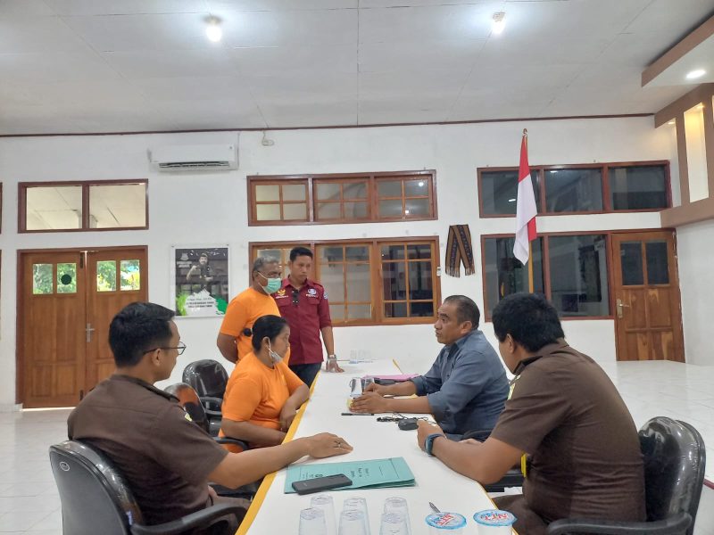 Penyerahan tersangka dan barang bukti kasus dugaan tipikor 
Pengelolaan Angaraan Penanganan Covid Tahun 2020 pada BPBD Flores Timur, Selasa (15/11) (foto: istimewa)
