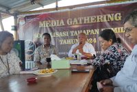 Ketua KPU Sikka Yohanes Kristotomus Feri sedang memberikan keterangan pers di Rindu Cafe, Kamis (24/11)