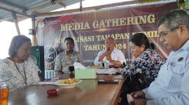 Ketua KPU Sikka Yohanes Kristotomus Feri sedang memberikan keterangan pers di Rindu Cafe, Kamis (24/11)