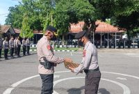 Kapolres Sikka AKBP Nelson Filipe Dias Quintas menyerahkan penghargaan kepada Aipda Albertus Jawaama Keray, Rabu (30/11)