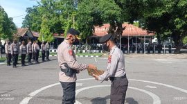 Kapolres Sikka AKBP Nelson Filipe Dias Quintas menyerahkan penghargaan kepada Aipda Albertus Jawaama Keray, Rabu (30/11)