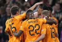 Skuat Belanda merayakan gol Virgil van Dijk ke gawang Belgia pada laga matchday 6 UEFA Nations League A Grup 4 di Johan Cruijff ArenA, Amsterdam, Senin (26/9) dini hari WIB