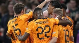 Skuat Belanda merayakan gol Virgil van Dijk ke gawang Belgia pada laga matchday 6 UEFA Nations League A Grup 4 di Johan Cruijff ArenA, Amsterdam, Senin (26/9) dini hari WIB