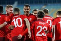 Para pemain Swiss merayakan gol