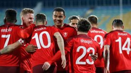 Para pemain Swiss merayakan gol