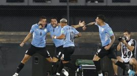 Selebrasi pemain Uruguay bersama Luis Suarez setelah mencetak gol ke gawang Venezuela di Kualifikasi Piala Dunia 2022