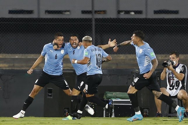 Selebrasi pemain Uruguay bersama Luis Suarez setelah mencetak gol ke gawang Venezuela di Kualifikasi Piala Dunia 2022