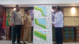 Kepala Stasiun Geofisika Kupang Margiono Peta Bahaya Tsunami 3 Kelurahan di Kota Maumere kepada Asisten Administrasi Umum Setda Sikka Robertus Ray, Selasa (6/12) di Aula Lantai 3 Kantor Bupati Sikka