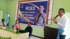 Bupati Sikka Fransiskus Roberto Diogo  membuka reses anggota Komisi 4 DPR RI Julie Sutrisno Laiskodat, Rabu (7/12)