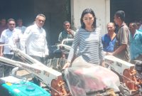 Anggota Komisi 4 DPR RI Julie Sutrisno Laiskodat pose di antara handtractor roda 2 yang disalutkan kepada kelompok tani di Kabuparen Sikka, Rabu (7/12)