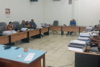 Forum Lintas Parpol di DPRD Sikka memberikan keterangan terkait dugaan pelanggaran kode etik dalam penataam daerah pemilihan, Jumat (17/12) 