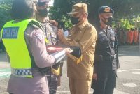 Bupati Sikka Fransiskus Roberto Diogo menyematkan tanda pengamanan Operasi Lilin Turangga Tahun 2022, Rabu (22/12)