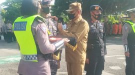 Bupati Sikka Fransiskus Roberto Diogo menyematkan tanda pengamanan Operasi Lilin Turangga Tahun 2022, Rabu (22/12)