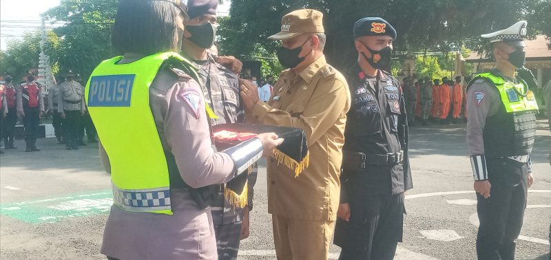 Bupati Sikka Fransiskus Roberto Diogo menyematkan tanda pengamanan Operasi Lilin Turangga Tahun 2022, Rabu (22/12)