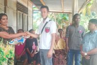 Imakulata Nona menerima bantuan sembako dari Yanto Wijaya, Ketua Perhimpunan INTI Sikka, Kamis (22/12)